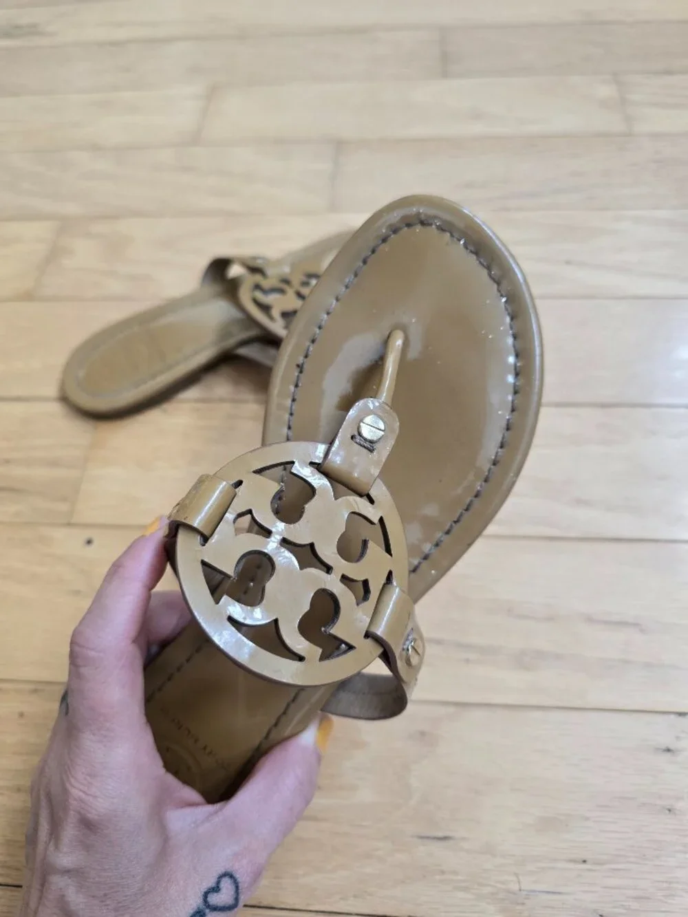 Tory Burch | Miller tan monochrome patent leather flip-flop sandals | WMS 7.5